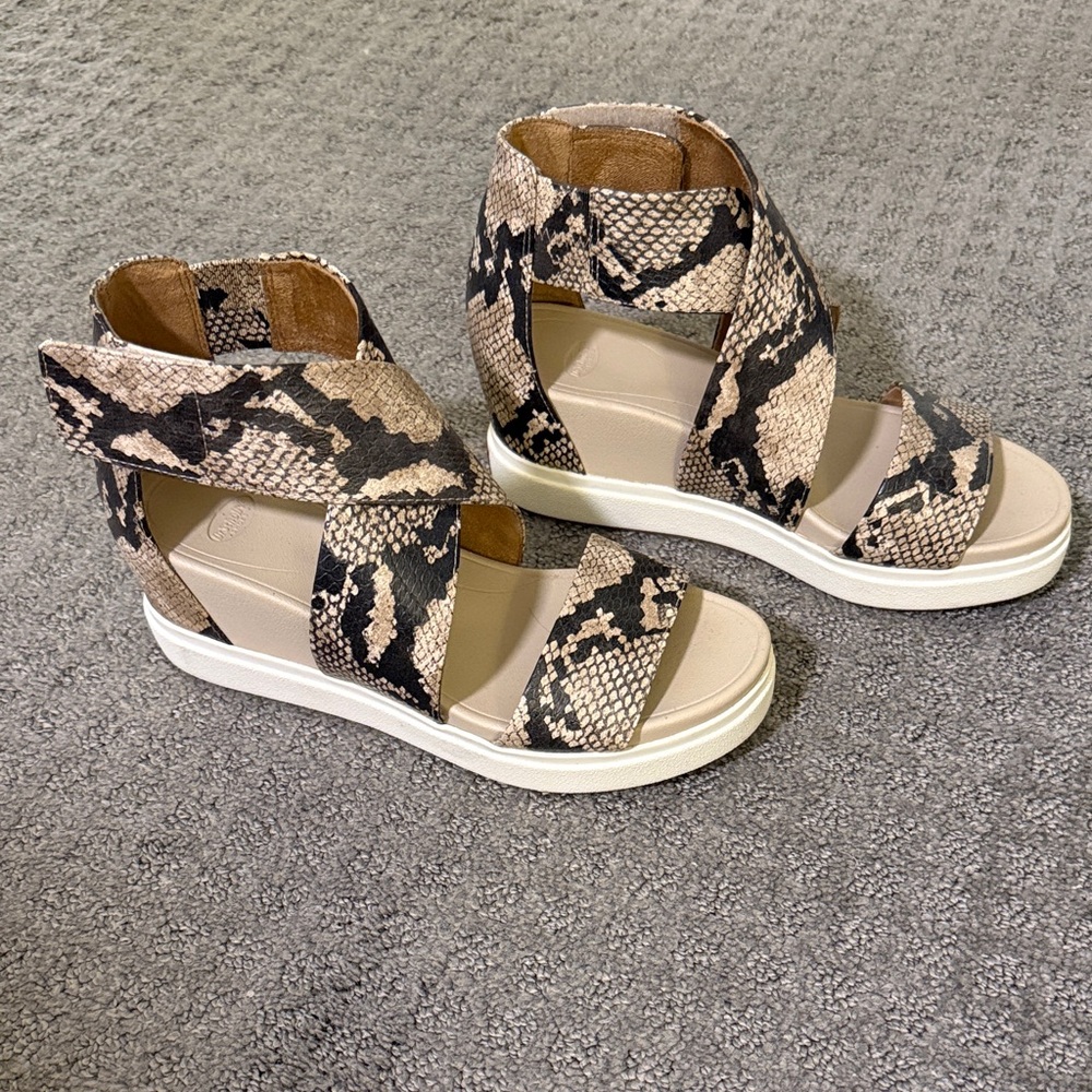 NWOT Dr. Scholl's Snakeskin Wedge Sandals - Black and Tan - Picture 3 of 8